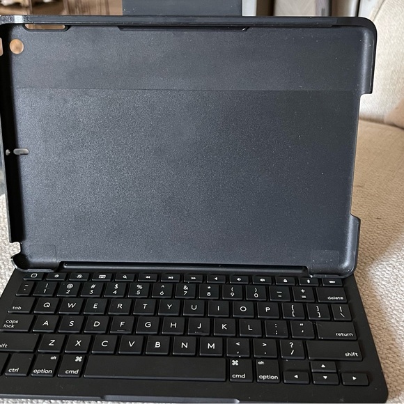 Logitech Slim Folio Laptop case for Apple iPad 8 air 10.2” screen - Picture 4 of 5